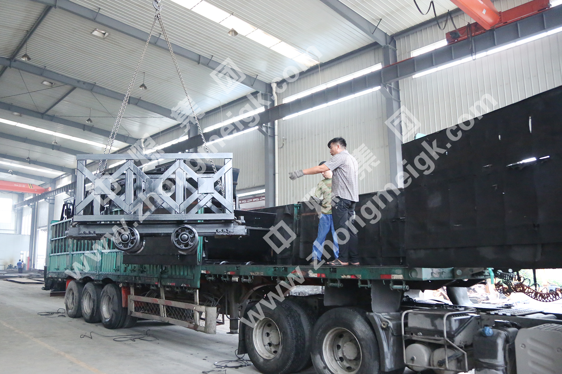 中煤集团一批翻斗式矿车、矿用材料车发往山西晋城
