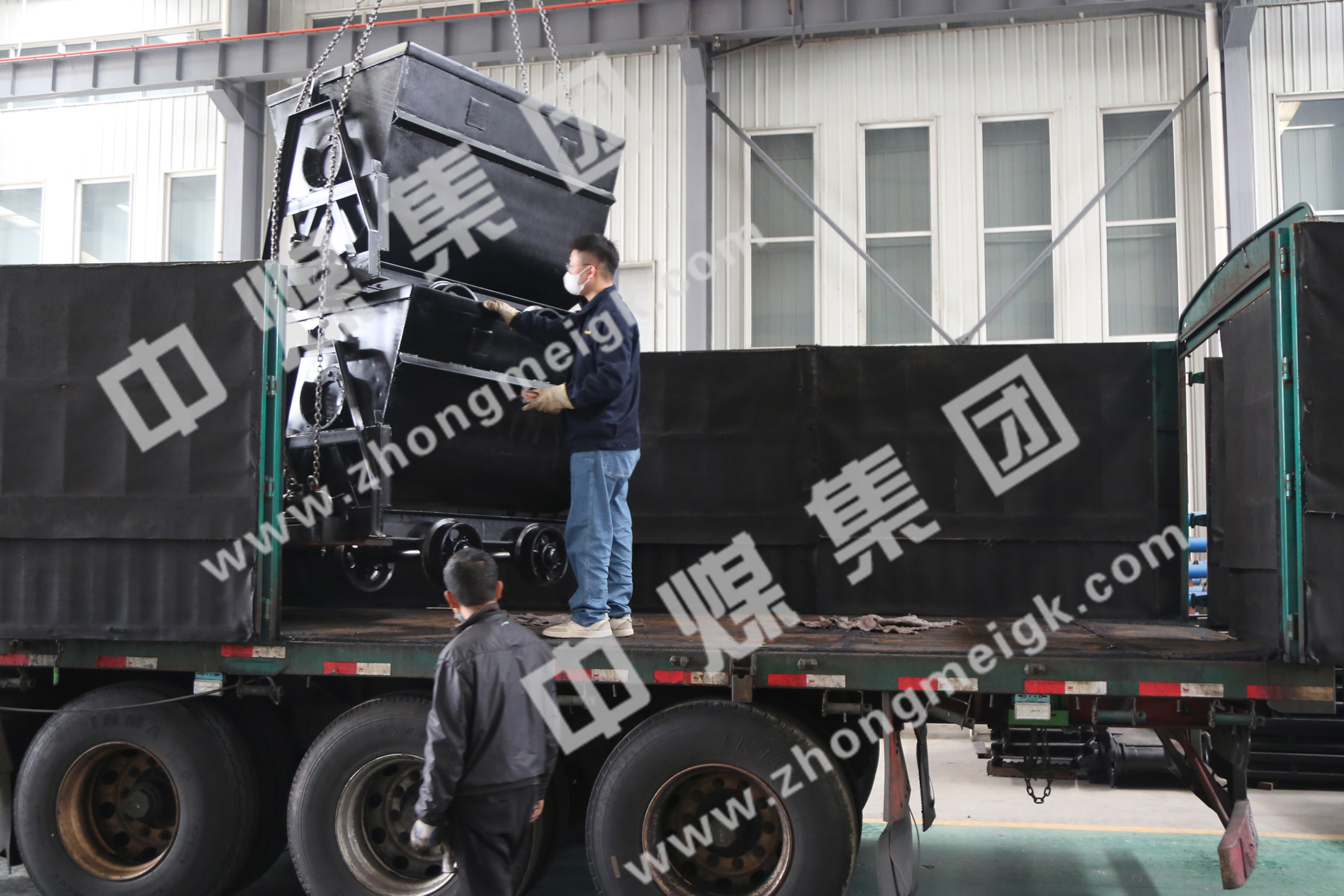 中煤集团一批翻斗式矿车、平板车发往山西吕梁